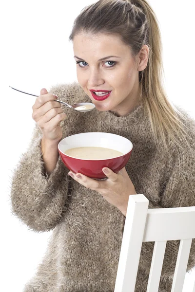 Mladá žena jíst kuřecí polévka — Stock fotografie