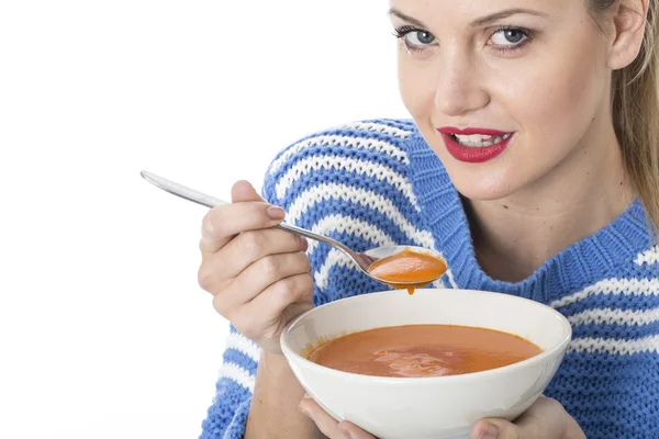 Jonge vrouw eten tomatensoep — Stockfoto