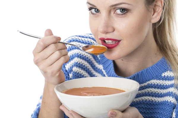 Νεαρή γυναίκα τρώει ντοματόσουπα — Φωτογραφία Αρχείου