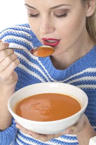 Jonge vrouw eten tomatensoep — Stockfoto