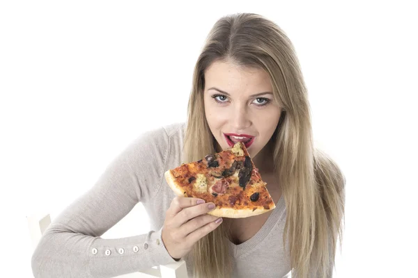 Jeune femme manger de la pizza — Photo