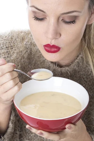 Atraktivní mladá žena jíst kuřecí polévka — Stock fotografie