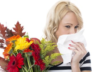 bir demet çiçek tutan hayfever çekici genç kadın