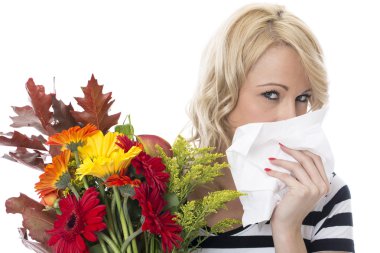 bir demet çiçek tutan hayfever çekici genç kadın