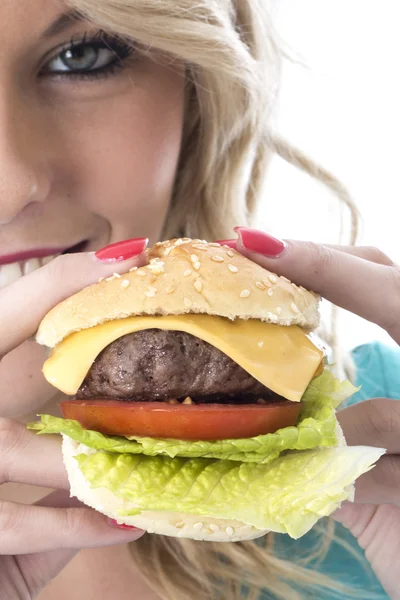 Cheeseburger yemek çekici genç kadın — Stok fotoğraf