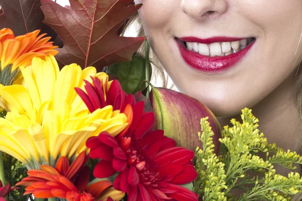 Aantrekkelijke jonge vrouw met een bos van bloemen — Stockfoto