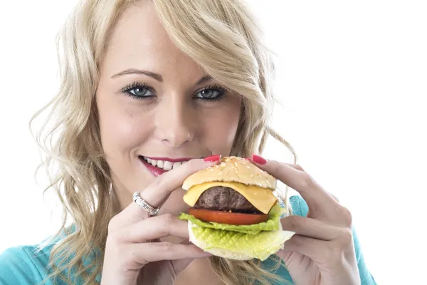 Atractiva mujer joven comiendo una hamburguesa con queso —  Fotos de Stock