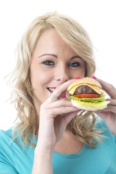 Jovem mulher atraente comendo um cheeseburger — Fotografia de Stock