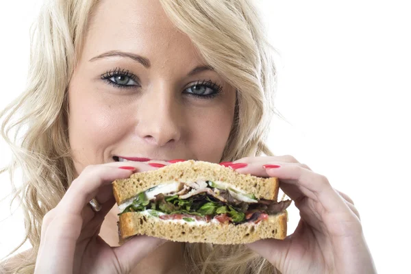 Attraktive junge Frau isst ein Sandwich — Stockfoto