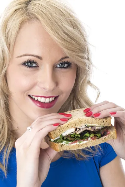 Attraktiv ung kvinna äter en smörgås — Stockfoto
