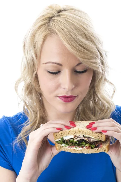 Atractiva mujer joven comiendo un sándwich — Foto de Stock