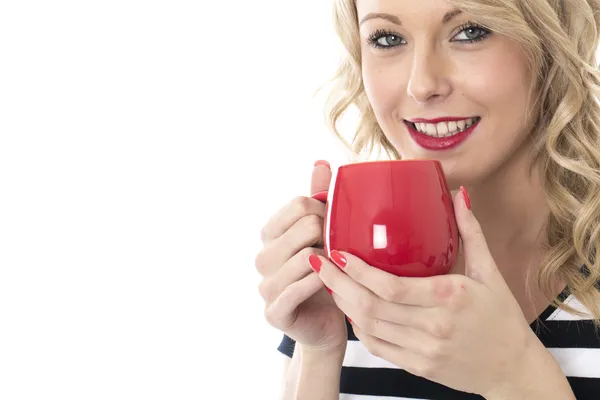 お茶のマグを保持している魅力的な若い女性 — ストック写真