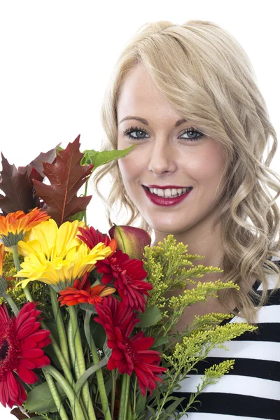 Aantrekkelijke jonge vrouw met een bos van bloemen — Stockfoto