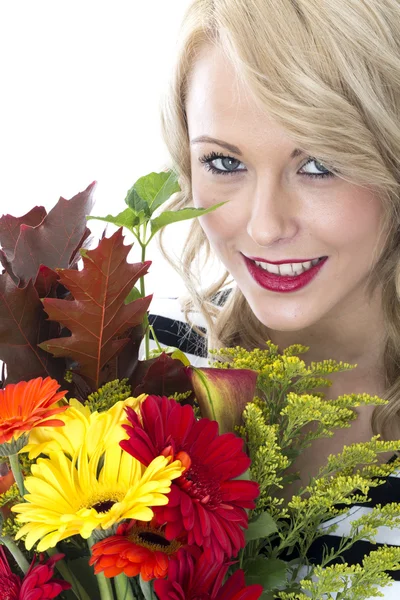 Aantrekkelijke jonge vrouw met een bos van bloemen — Stockfoto