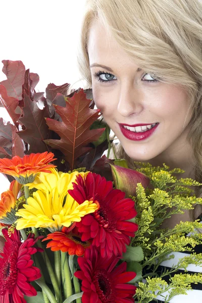 Aantrekkelijke jonge vrouw met een bos van bloemen — Stockfoto