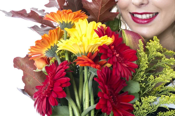 Aantrekkelijke jonge vrouw met een bos van bloemen — Stockfoto