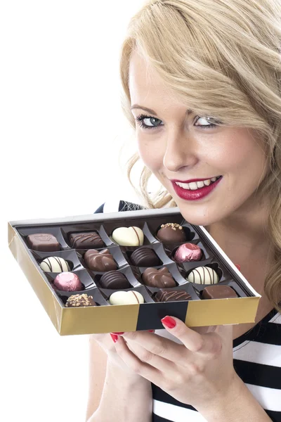 Attraente giovane donna mangiare cioccolatini — Foto Stock