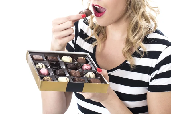Atraktivní mladá žena jíst čokoládu — Stock fotografie