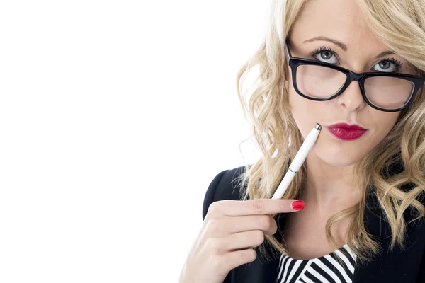 Nachdenkliche junge Geschäftsfrau mit Brille — Stockfoto