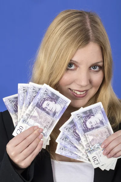 Привлекательная молодая женщина с деньгами — стоковое фото