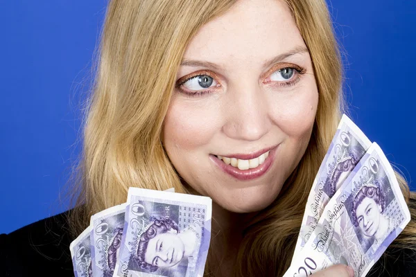 Atractiva joven mujer sosteniendo dinero — Foto de Stock