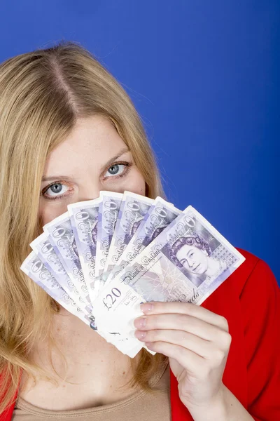 Çekici genç bir kadın tutarak para — Stok fotoğraf