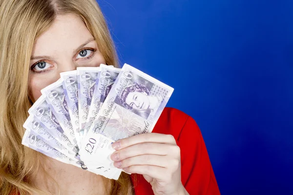 Çekici genç bir kadın tutarak para — Stok fotoğraf