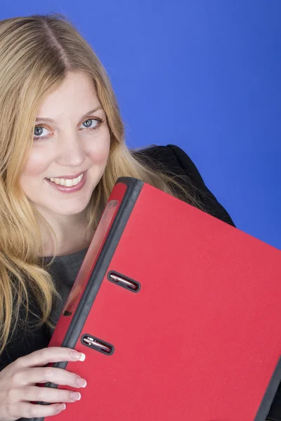 Jovem mulher de negócios segurando um arquivo vermelho — Fotografia de Stock