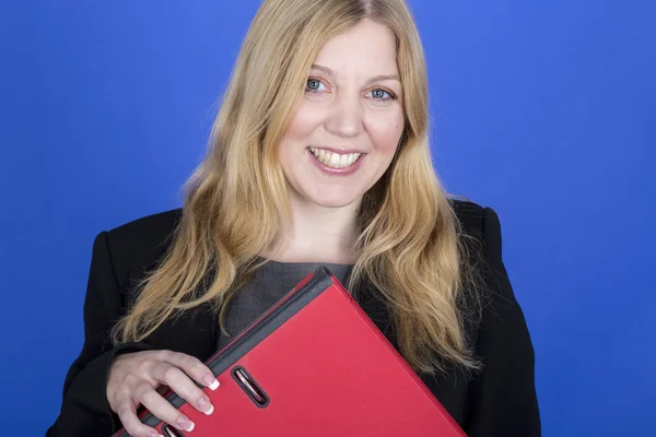 Joven mujer de negocios sosteniendo un archivo rojo — Foto de Stock