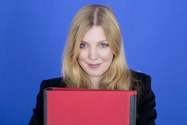 Joven mujer de negocios sosteniendo un archivo rojo — Foto de Stock