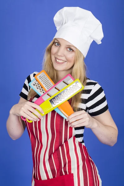 Mulher jovem em Chefs Chapéu Segurando Utensílios de Cozinha — Fotografia de Stock