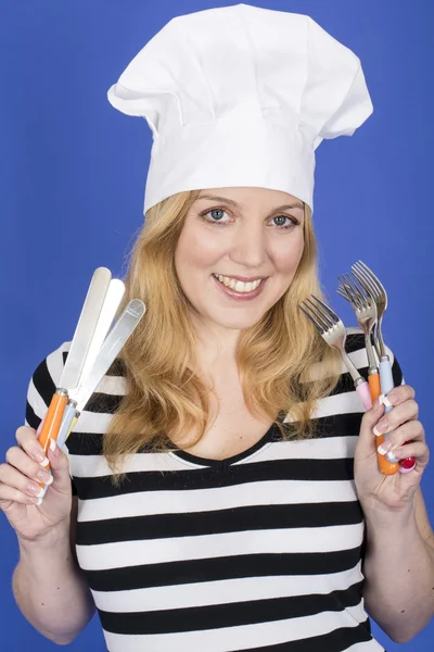拿着厨房用具的厨师帽的年轻女子 — 图库照片