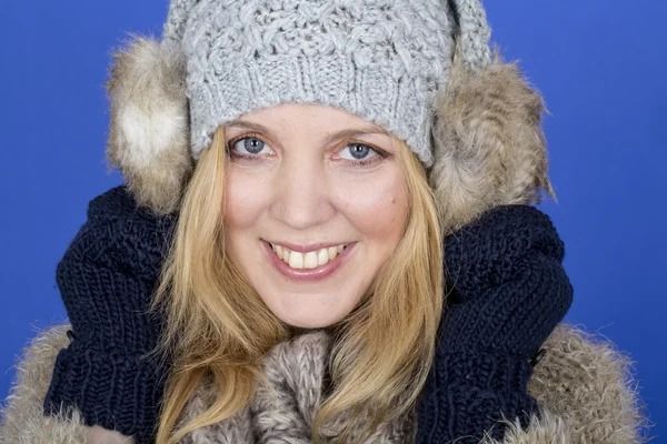 Attraente giovane donna che indossa cappello di lana — Foto Stock