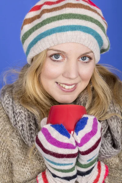 Atrakcyjna młoda kobieta kapeluszu wełniane, picie herbaty — Zdjęcie stockowe