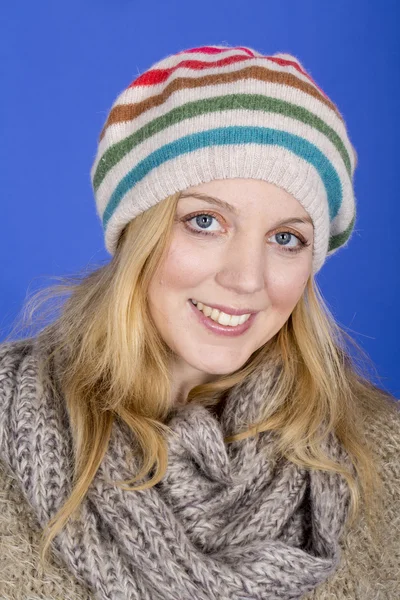 Atractiva mujer joven con sombrero de lana —  Fotos de Stock