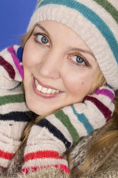 Attraktiv ung kvinna som bär ull mössa — Stockfoto