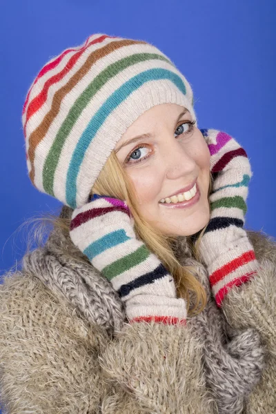 年轻漂亮的女人，穿着羊毛帽子 — 图库照片