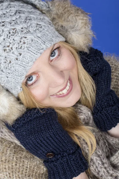 Aantrekkelijke jonge vrouw dragen van wollen hoed — Stockfoto