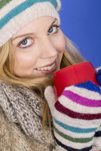 Attraktiv ung kvinna som bär ull hat dricka te — Stockfoto