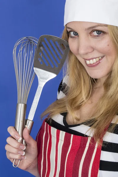 Atrakcyjna młoda kobieta w kapeluszu kucharzy — Zdjęcie stockowe