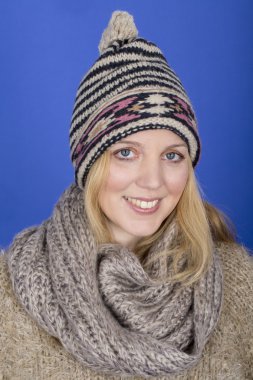 çekici bir genç kadın yün şapka