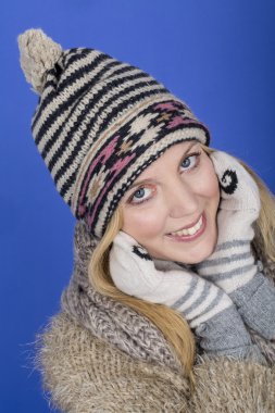 çekici bir genç kadın yün şapka