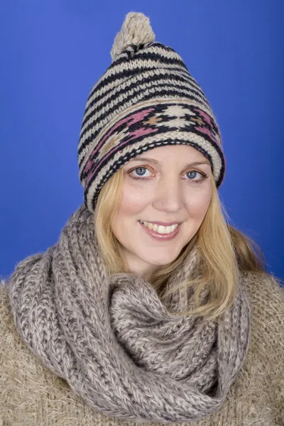 Atrakcyjna młoda kobieta w kapeluszu, wełniane — Zdjęcie stockowe