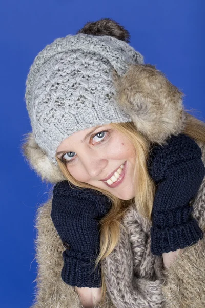 Attraktive junge Frau mit Wollmütze — Stockfoto