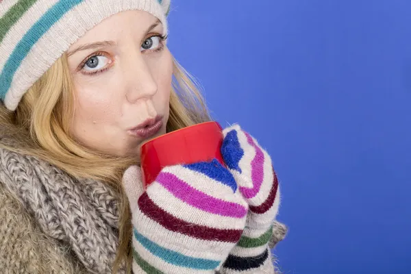 Attraktiv ung kvinna som bär ull hat dricka te — Stockfoto