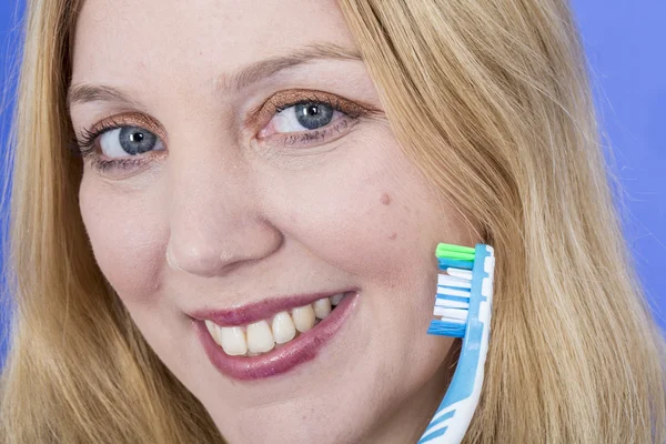 Glückliche junge Frau mit Zahnbürste — Stockfoto