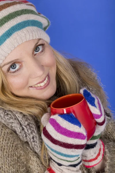 Atractiva mujer joven con sombrero de lana bebiendo té —  Fotos de Stock