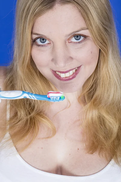 Feliz joven mujer cepillarse los dientes —  Fotos de Stock