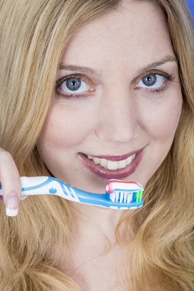 Mutlu genç bir kadın dişlerini fırçalıyor. — Stok fotoğraf