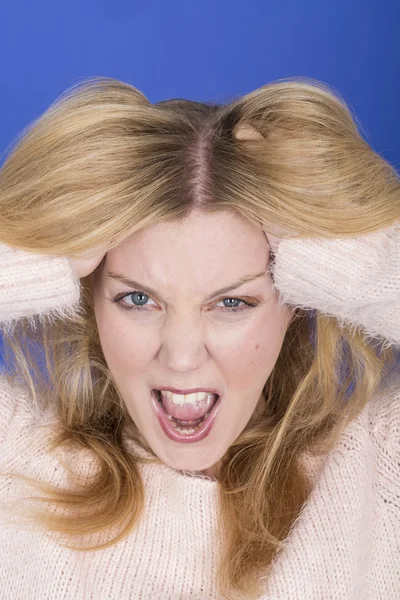 Attraktiv ung kvinna skrikande — Stockfoto